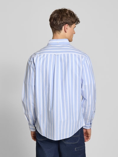 Männermodel trägt Regular Fit Freizeithemd mit Logo-Stitching Modell 'Deven' von Carhartt Work In Progress in Hellblau-Weiß mit vertikalen Streifen aus Reine Baumwolle, Langärmelig, Button-Down-Kragen, durchgängige Knopfleiste, Sportmanschetten, Rückenlänge 77 cm, Schulterbreite 48 cm, Ärmellänge 65 cm, Ganzkörperansicht Rückansicht.