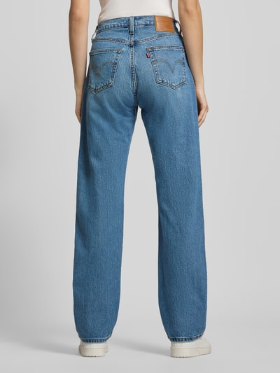 Kobiece modelka nosi niebieskie Jeans mit 5-Pocket-Design od Levi's®, luźny krój, bawełna z elastanem, widok całej sylwetki od tyłu.