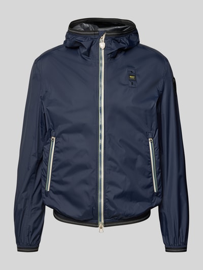 Produktfoto, dunkelblaue Jacke mit Label-Patches Modell 'Dodge' von Blauer Usa, Kapuze, Zweiwege-Reißverschluss, seitliche Reißverschlusstaschen, elastische Abschlüsse, glatte Struktur, gerader Schnitt