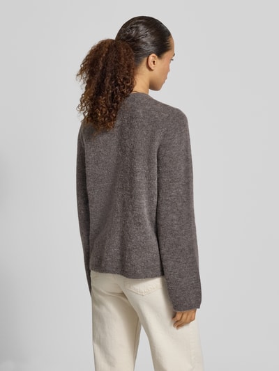 Kobiece modelka nosi Regular Fit Strickjacke aus Woll-Mix mit Alpaka-Anteil Modell 'LULU NEW' od Selected Femme, kolor jednolity, dzianina z mieszanki wełny, długi rękaw, ściągacze na rękawach i na dole, widok całej sylwetki od tyłu.