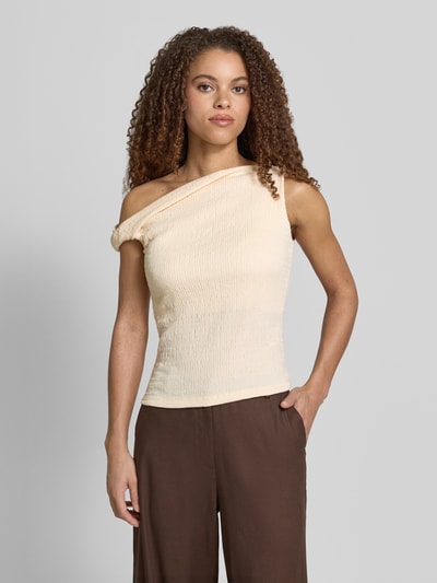 Frauenmodel trägt T-Shirt mit asymmetrischem Ausschnitt von Jake*s Collection, Material-Mix mit Stretch-Anteil, körpernaher Schnitt, Smok-Details, cremefarben, Rückenlänge bei Größe 38: 50 cm, Ganzkörperansicht von vorne.