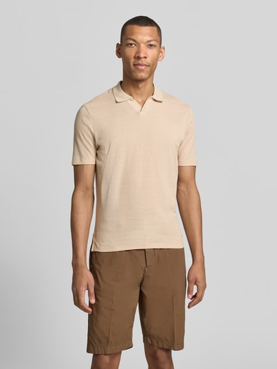 Männermodel trägt Modern Fit Poloshirt mit Polokragen und Label-Detail von MARKUP aus reiner Baumwolle in Beige, Ganzkörperansicht von vorne. Rückenlänge bei Größe M 70 cm.