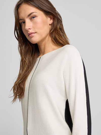 Frauenmodel trägt Regular Fit Pullover aus Viskose-Mix Modell 'Dezember' von More & More in Strick-Optik, Nahaufnahme Oberkörper.
