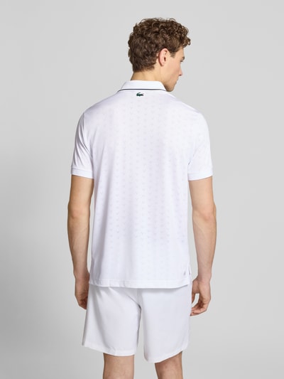 Männermodel trägt Regular Fit Sport Poloshirt mit Kontraststreifen von Lacoste, Optik: Unifarben, Ganzkörperansicht Rückansicht.