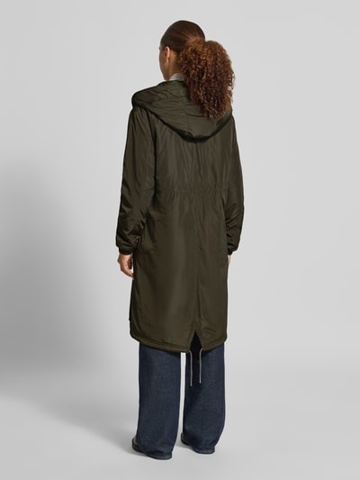 Frauenmodel trägt Regular Fit Parka mit Kapuzenkragen von Marc O'Polo in Dunkelgrün, glatte Textur, Ganzkörperansicht Rückansicht, Damen Parka