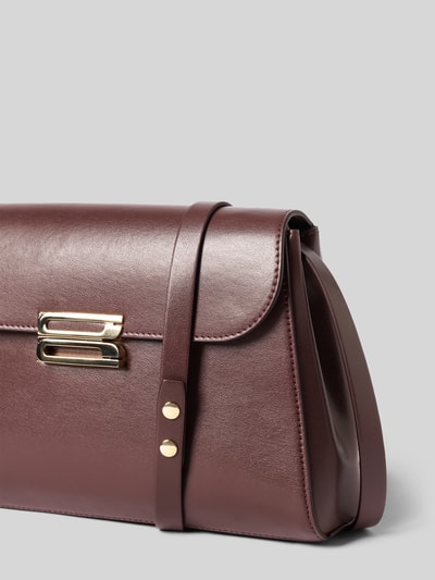 Produktfoto, Crossbody Bag mit Klickverschluss von Victoria Beckham aus bordeauxfarbenem Leder, goldfarbene Details, Ziernähte, Szerokość w rozmiarze 1: 25 cm, długość w rozmiarze 1: 18 cm, głębokość w rozmiarze 1: 6 cm, wąski pasek na ramię, główna komora z klapką, wewnętrzna kieszeń wsuwana