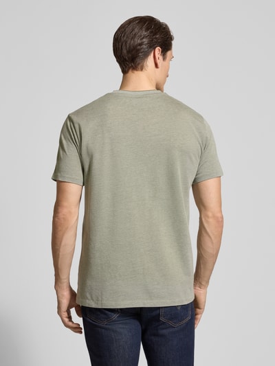 Męski model nosi T-shirt z okrągłym dekoltem i wyhaftowanym logo od Gant, bawełna, krój regular fit, długość tyłu w rozmiarze M: 69 cm. Ganzkörperansicht Rückansicht