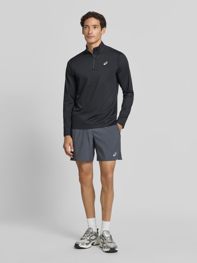 Männermodel trägt Shorts mit elastischem Bund und Logo von ASICS, Grau, Regular Fit, sportlicher Look, Ganzkörperansicht von vorne.