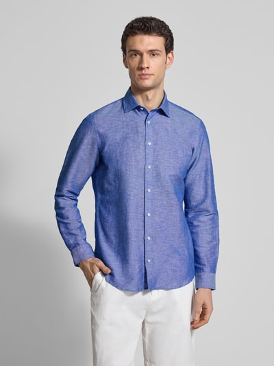 Männermodel trägt Regular Fit vrijetijdsoverhemd uit mix van katoen en linnen van Jake*s, kentkraag, knoopsluiting, blauwtint, Ganzkörperansicht von vorne. Ruglengte maat M: 75 cm, schouderbreedte: 50 cm, mouwlengte: 66 cm.