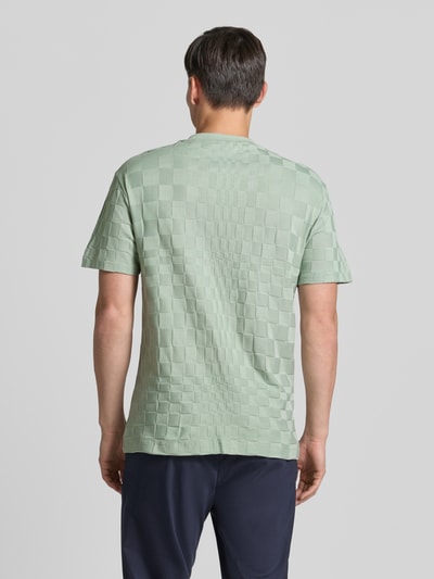 Männermodel trägt Regular-Fit T-Shirt aus reiner Baumwolle Modell 'PS SPIRIT70' BOSS Green X PORSCHE von BOSS, hellgrün kariert, Herren T-Shirt, Ganzkörperansicht Rückansicht.