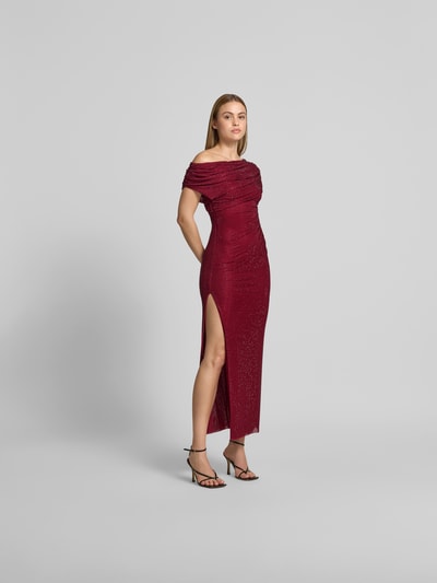 Frauenmodel trägt Maxikleid mit Allover-Ziersteinbesatz von Self-Portrait in Rot, Elastischer-Material-Mix, Slim-Fit, Off-Shoulder-Design, Raffung, Ganzkörperansicht von vorne. Gesamtlänge 130 cm, Brustweite 39 cm, Taillenweite 30 cm.