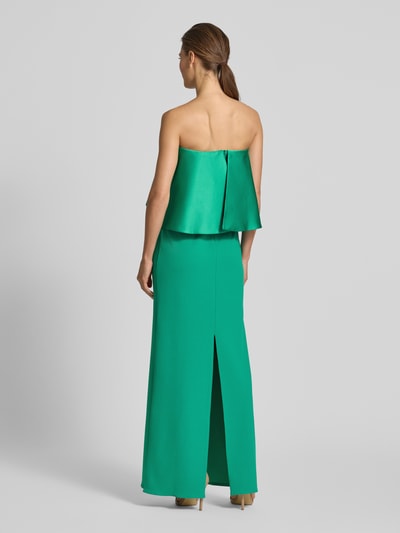Frauenmodel trägt Slim Fit Maxikleid mit Satin-Besatz von Rinascimento in leuchtendem Grün, schulterfreies Design, Produktdetails: Nahtreißverschluss, Rückenlänge 131 cm, Brustweite 36 cm, fließende Textur, Ganzkörperansicht Rückansicht.