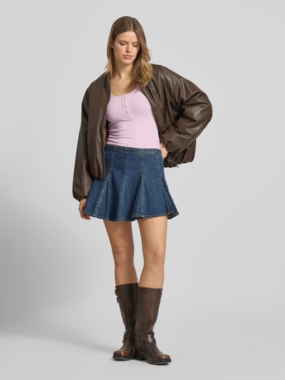 Frauenmodel trägt Slim Fit T-Shirt aus Baumwoll-Mix Modell 'KITTE' von Pieces, unifarben, kurzarm, Rippstruktur, Ganzkörperansicht von vorne