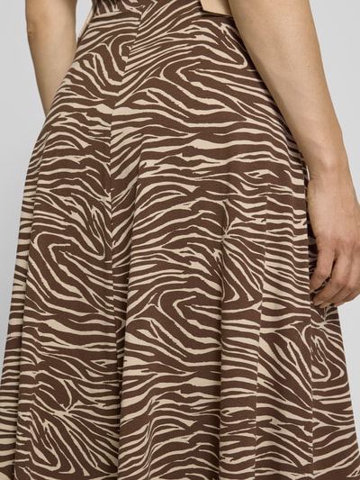 Vrouwenmodel draagt Midi-rok uit katoenmix model 'ILENIAA LARAA' van Armedangels, dames midi-rok, detailopname rugaanzicht.