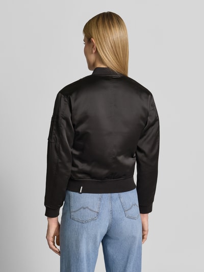 Frauenmodel trägt Regular Fit Bomberjacke mit Stehkragen Modell 'Beth' von khujo, Elastischer-Material-Mix, Rückenansicht, Ganzkörperansicht Rückansicht.