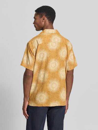 Männermodel trägt Regular Fit Freizeithemd im Allover-Look Modell 'BILBAO' von Jack & Jones Premium aus Reine Baumwolle, Rückansicht