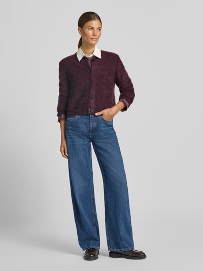 Vrouwenmodel draagt Relaxed Fit Jeans uit puur katoen van DRYKORN, blauwe kleur, 5-pocketmodel, knoop- en ritssluiting, bandwijdte maat 27/32: 39 cm, binnenbeenlengte maat 27/32: 78 cm, frontaal volledig zicht