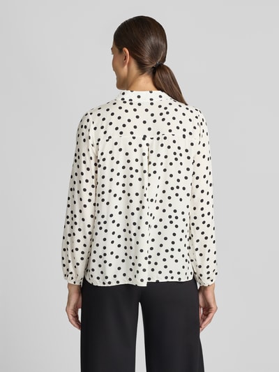 Frauenmodel trägt Relaxed Fit Bluse aus reiner Viskose-Mix Modell 'Valeria' von ZABAIONE in Weiß mit schwarzen Punkten, Rückenansicht, Damen Bluse mit Serafino Ausschnitt und langen Ärmeln, Rückenlänge 54 cm, Ärmellänge 58 cm.