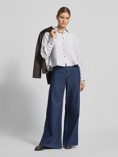 Frauenmodel trägt Relaxed Fit Hemdbluse aus reinem Leinen von Marc O'Polo, Optik: Unifarben, Material: Leinen, Ganzkörperansicht von vorne.