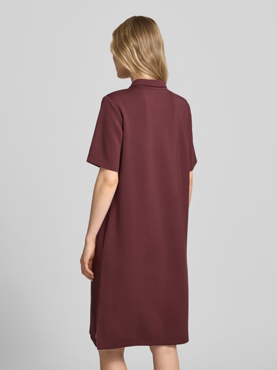 Frauenmodel trägt Polokleid mit kurzem Reißverschluss von Christian Berg Woman aus Material-Mix, Gerade, Midikleid, Polokragen, Rückenlänge 96 cm, Ganzkörperansicht Rückansicht.