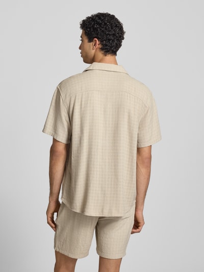 Männermodel trägt Regular Fit Freizeithemd aus Viskose-Leinen-Mix Modell 'LATHAM' von Only & Sons, unifarben, Rückansicht Ganzkörperansicht.