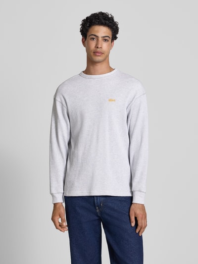 Mannelijk model draagt Longsleeve mit Logo-Stitching van BLKVIS in lichtgrijs, katoen, loose fit, structuur, ronde hals, voorkant volledige lichaamsweergave.