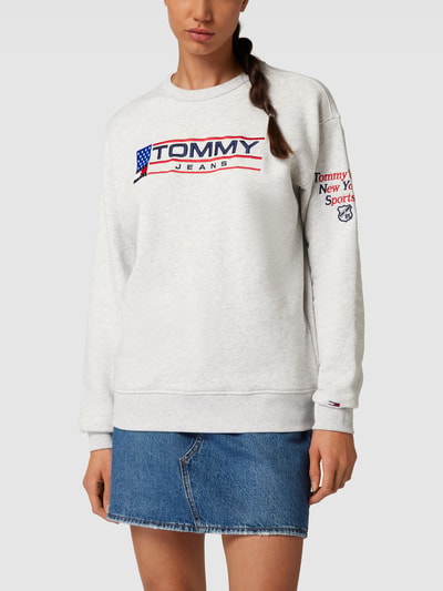 Tommy Jeans Sweatshirt mit Label-Stitching Hellgrau Melange 4