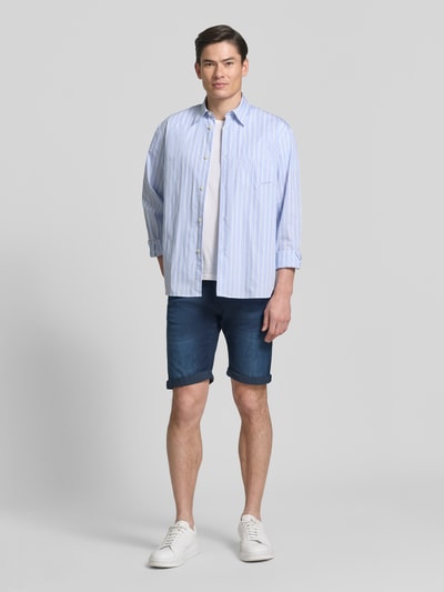 Männermodel trägt Jeansshorts mit Label-Detail von Pierre Cardin, dunkelblau, Regular Fit, Eingrifftaschen, Umschlag, Baumwoll-Mix, Ganzkörperansicht von vorne.