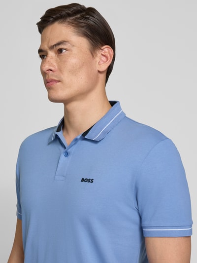 Męski model nosi Regular Fit Poloshirt aus Baumwoll-Mix Modell 'PL_Member' od BOSS Green, niebieski, gładki, logo, kontrastowe paski, materiał pique, krótkie rękawy, krój regular fit, perspektywa: zbliżenie na górną część ciała.