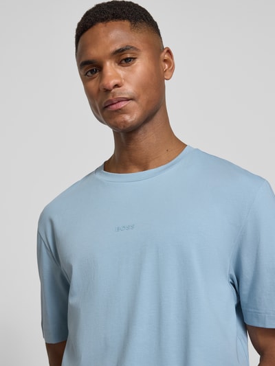 Männermodel trägt Regular Fit T-Shirt aus Baumwoll-Mix Modell 'TCHUP' von BOSS Orange in Hellblau, Rundhals, Label-Schriftzug, Nahaufnahme Oberkörper.