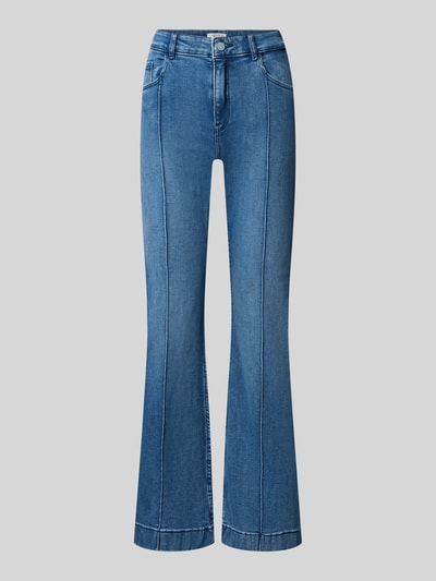 Produktfoto, Flared Fit Jeans aus Baumwoll-Mix von Christian Berg Woman in Mittelblau, 5-Pocket-Design, sichtbare Nähte, strukturierte Denim-Oberfläche.