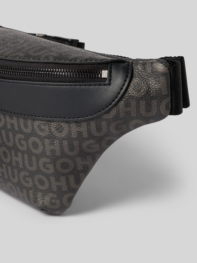 Produktfoto, Bauchtasche mit Label-Applikation Modell 'QUANTIC_M_BUMBAG' von HUGO aus Kunstleder mit Optik:Allover-Muster und Reißverschluss, Label-Monogram, Hauptfach und Einschubfach