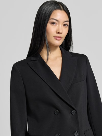 Frauenmodel trägt Regular Fit Longblazer mit doppelter Knopfleiste Modell 'WKDCOLIBRI' von Max Mara in Schwarz, glatte Webstruktur, Nahaufnahme Oberkörper.