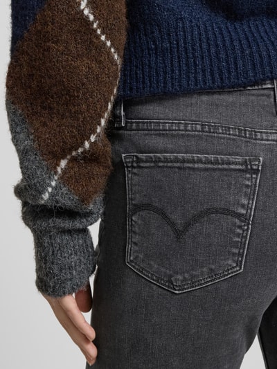 Frauenmodel trägt Straight Fit Jeans mit 5-Pocket-Design von Levi's®, Baumwoll-Mix in Anthrazit, Detailaufnahme Rückansicht, Textur sichtbar.