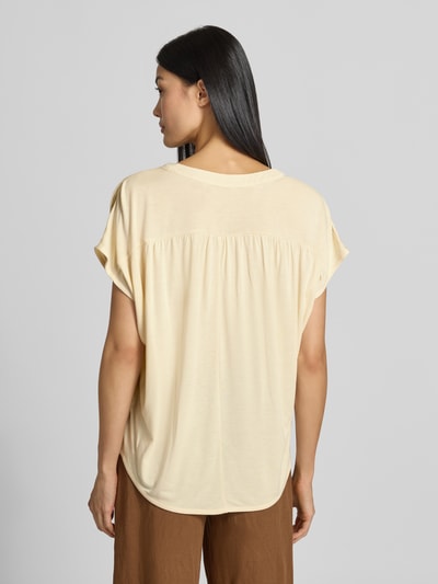 Frauenmodel trägt Regular Fit T-Shirt aus Modal-Mix Modell 'T076' von Jake*s Collection in hellem Beige, fließende Struktur, Ganzkörperansicht Rückansicht.