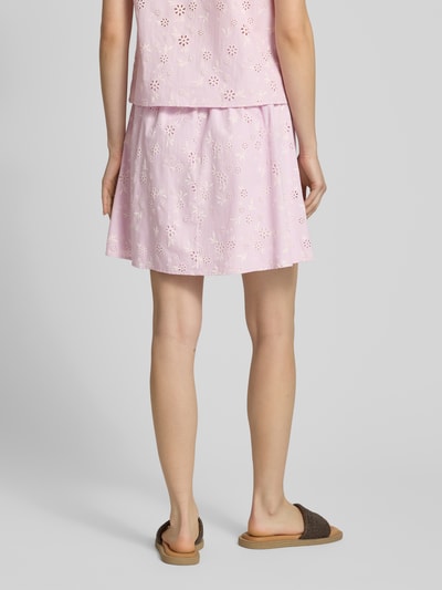 Frauenmodel trägt Regular Fit Mini-Rock aus reiner Baumwolle Modell 'BANNA' von Pieces, mehrfarbig, floral, Popeline, Ganzkörperansicht Rückansicht.