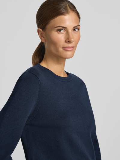 Frauenmodel trägt Regular Fit Pullover aus Viskose-Mix Modell 'LT NOVEMBER' von Betty Barclay in Dunkelblau, Nahaufnahme Oberkörper, Damen Pullover von Betty Barclay.
