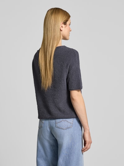 Frauenmodel trägt Boxy Fit Pullover aus Baumwoll-Mix-Frottee von Marc O'Polo, Optik: Unifarben, Frottee-Textur, Ganzkörperansicht Rückansicht.