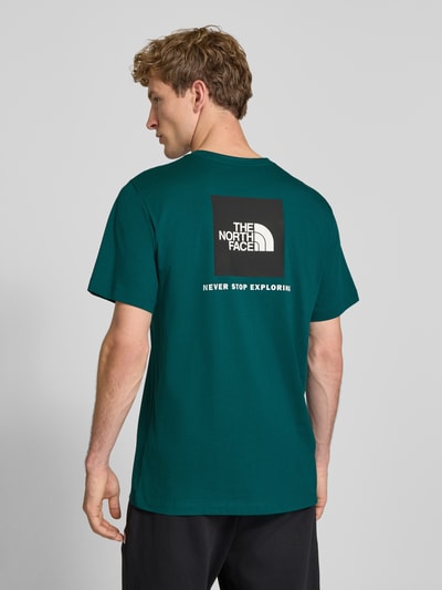 Männermodel trägt donkergroen t-shirt van katoenmix met labelprint Model 'Evolution' van The North Face, regular fit, ruglengte bij maat M 73 cm, rugaanzicht