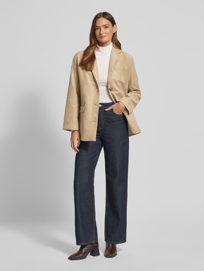 Kobiece modelka nosi Regular Fit Blazer in Leder-Optik Model 'APALA' od B.Young, kolor beżowy, kołnierz z połami, kieszenie z patką, zapięcie na guzik, krój regular fit, długość tyłu w rozmiarze 36: 72 cm, szerokość ramion w rozmiarze 36: 46 cm, szerokość w rozmiarze 36: 54 cm, długość rękawów w rozmiarze 36: 59 cm, widok całej sylwetki z przodu.