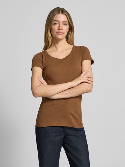 Vrouwenmodel draagt T-shirt met Rundhalsausschnitt und Rollsaum van Rich & Royal in bruin, puur katoen, straight fit, ronde hals, ruglengte maat S 63 cm, geheellichaamsaanzicht van voren.