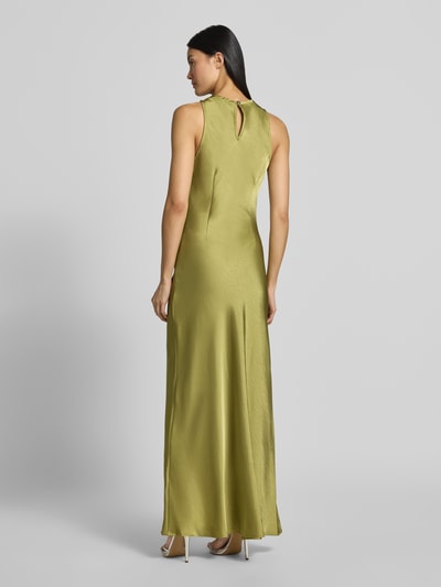 Frauenmodel trägt Abendkleid mit Rundhalsausschnitt Modell 'Celinie Heaven' von Neo Noir in glänzendem Satin, Maxilänge, Rückansicht.