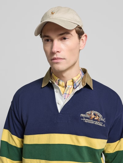 Männermodel draagt Sweatshirt met geribde mouwboorden van Polo Ralph Lauren in puur katoen, regular fit, polokraag, knoopsluiting, labelstitching, kleuren donkerblauw, geel en groen, nahaufnahme bovenlichaam.