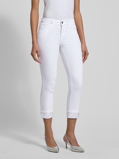 Frauenmodel trägt Jeans mit 5-Pocket-Design Modell 'MONROE' von Liu Jo White aus Baumwoll-Elasthan-Mix in Slim-Fit, Ganzkörperansicht von vorne.