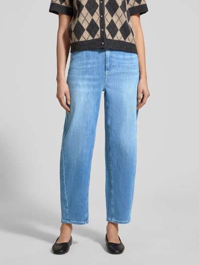 Frauenmodel trägt Jeans in 7/8-Länge im Used-Look Modell 'HANNI' von Raffaello Rossi, Relaxed-Fit, Baumwoll-Mix mit Stretch-Anteil, Eingrifftaschen, Ganzkörperansicht von vorne.