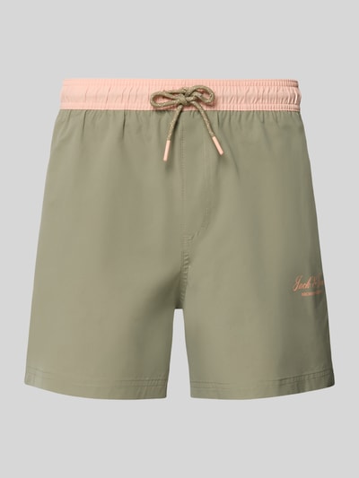 Produktfoto, grüne Badeshorts mit elastischem Bund, Kordelzug, Gesäßtasche, Logo-Print, Label-Detail, Modell 'MAUI' von JACK & JONES