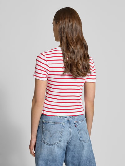 Frauenmodel trägt T-Shirt in Ripp-Optik mit Label-Stitching von Levi’s®, schmal geschnitten, rot-weiß gestreift, Ganzkörperansicht Rückansicht.