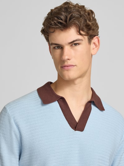 Männermodel trägt Regular Fit Poloshirt mit V-Ausschnitt Modell 'COTEDAZUR' von Jack & Jones, Reine Baumwolle, Nahaufnahme Oberkörper.
