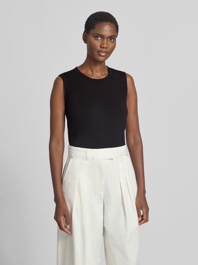 Frauenmodel trägt Tanktop mit Rundhalsausschnitt Modell 'Ilayda' von OPUS, unifarben, körpernah, reine Baumwolle, Nahaufnahme Oberkörper.