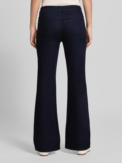 Frauenmodel trägt Bootcut Fit Jeans aus elastischem Baumwoll-Mix von Christian Berg Woman, dunkelblau, 5-Pocket-Design, Ganzkörperansicht Rückansicht, szerokość w rozmiarze 36/32: 38 cm, długość nogawki wewnętrznej w rozmiarze 36/32: 77 cm